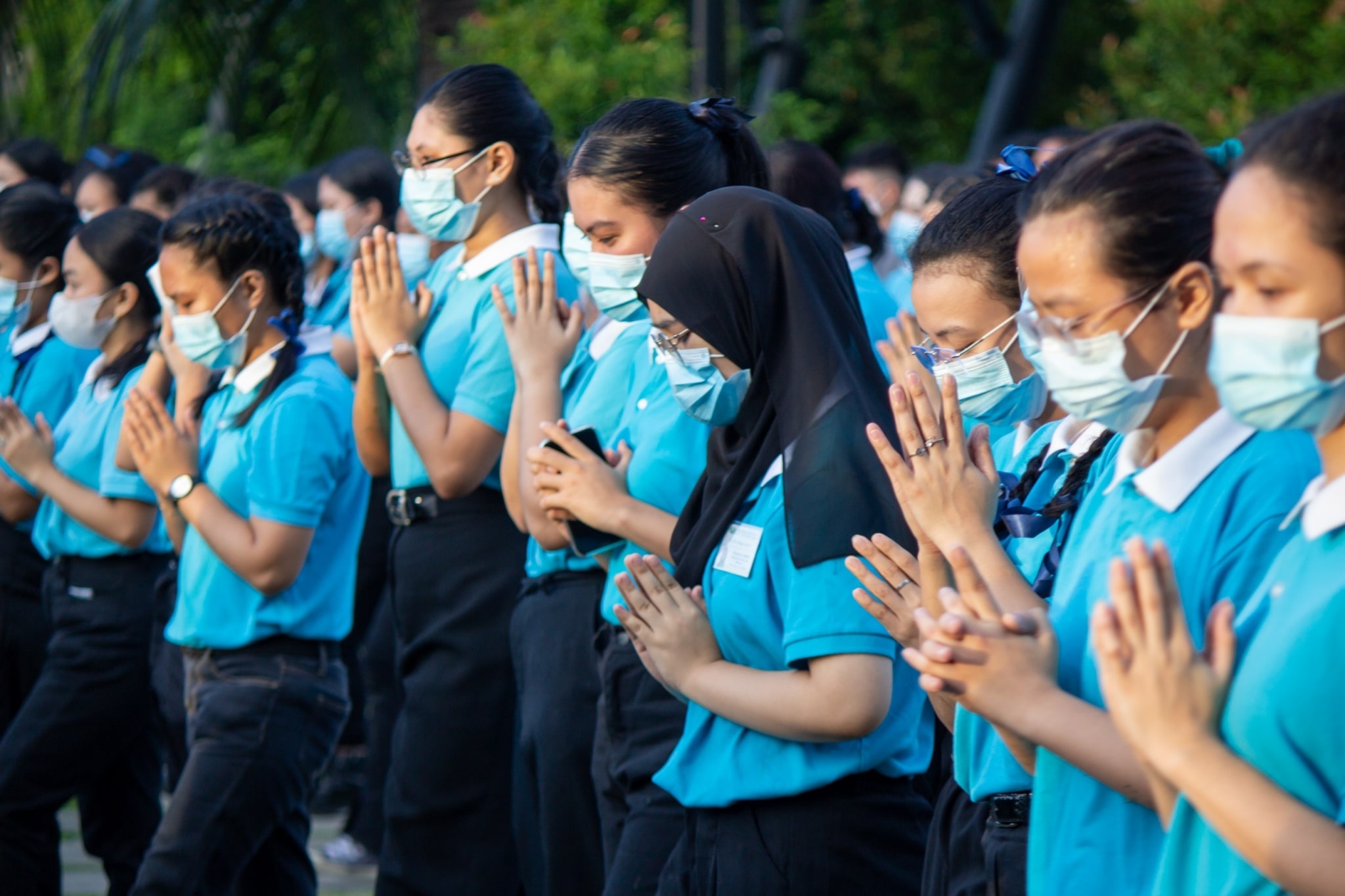 New scholar and conservative Muslim Chermee Jandilon (fourth from right) participates in her first three steps and one bow. She says it’s no different from Salah, the Muslim prayer said five times a day and in prostration.【Photo by Marella Saldonido】