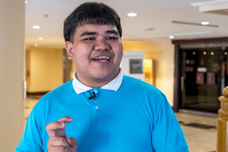 “Look at the Tzu Chi Foundation: Chinese volunteers helping Filipinos,” says Tzu Chi scholar Paolo Nicole Santos, a Philippine Normal University student taking his Bachelor in Library and Information Science. “So, what are we? We are all Filipinos, building each other up, helping each other, guiding each other.” 【Photo by Matt Serrano】