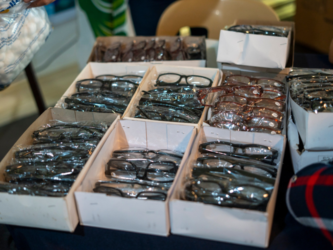 Tzu Chi volunteers from Zamboanga donate 900 pairs of reading glasses for the medical mission. 【Photo by Harold Alzaga】