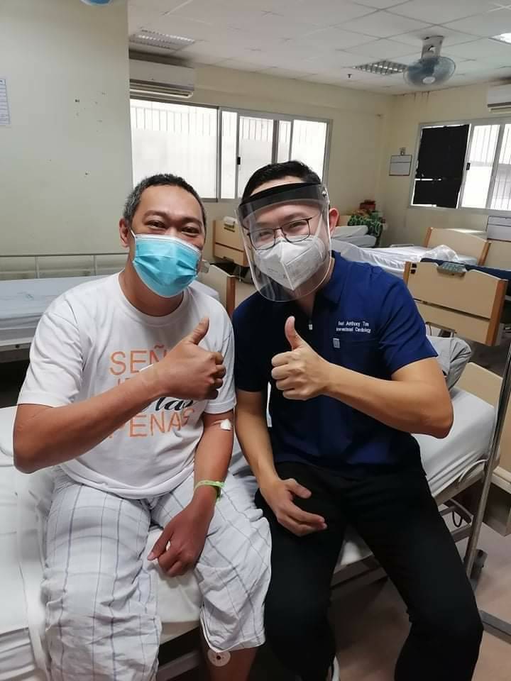  Patient Renato Santos (left) and Dr. Kent Tan give the two thumbs up after a successful angioplasty at the Chinese General Hospital and Medical Center. 