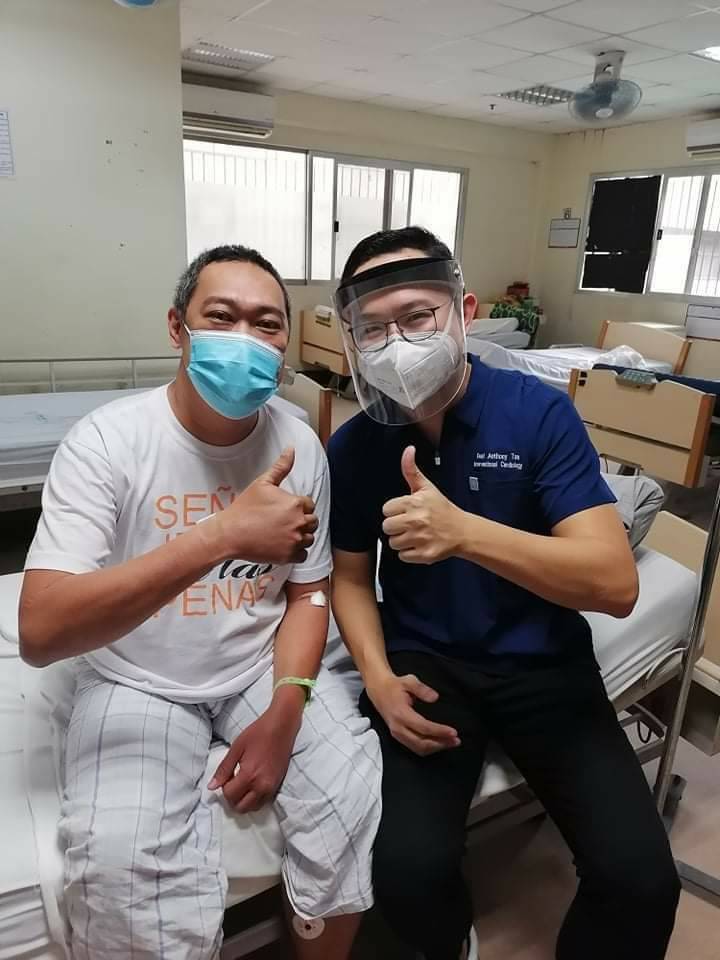 Patient Renato Santos (left) and Dr. Kent Tan give the two thumbs up after a successful angioplasty at the Chinese General Hospital and Medical Center.