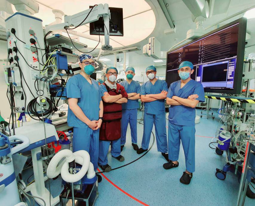 Posing with fellow doctors in his last minimally invasive valve replacement case before graduating at the National University Heart Centre Singapore. 