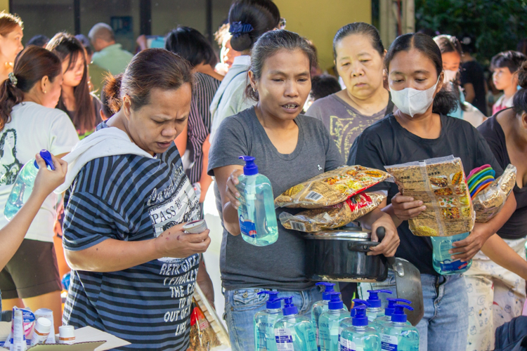 Many customers enjoy buying home products such as cooking pots and hand soap. 【Photo by Marella Saldonido】