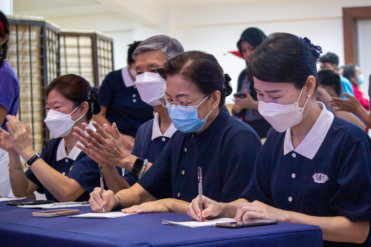 Christmas Carol Contest judges tally participants’ scores. 【Photo by Marella Saldonido】