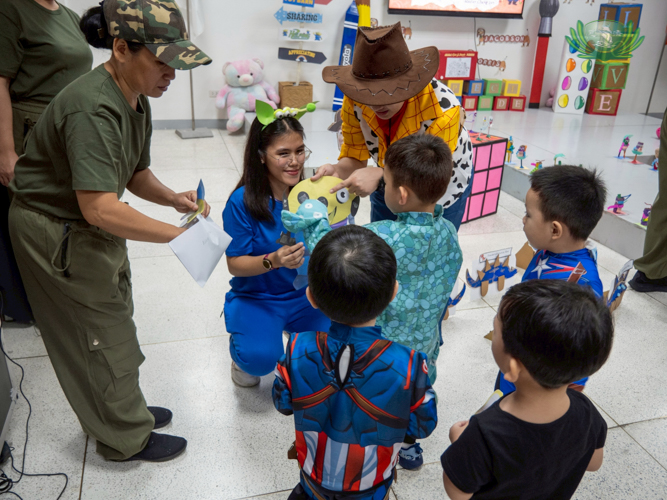 Tzu Chi Great Love Preschool Philippines teachers encourage students to participate in an activity that promotes sharing.