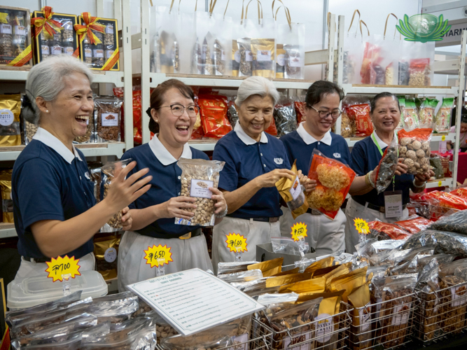 At the Jing Si Auditorium: Tzu Chi Foundation Philippines’ first CEO Linda Chua (center) and other volunteers promote their vegetarian ingredients. 
