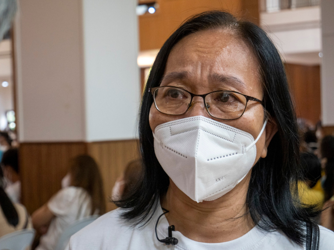 Cherilyn Nacario wept when she learned that her son Acer Dane was accepted as a Tzu Chi Foundation scholar. “I’m just a domestic helper. He’s doing everything he can to finish his studies.”【Photo by Matt Serrano】