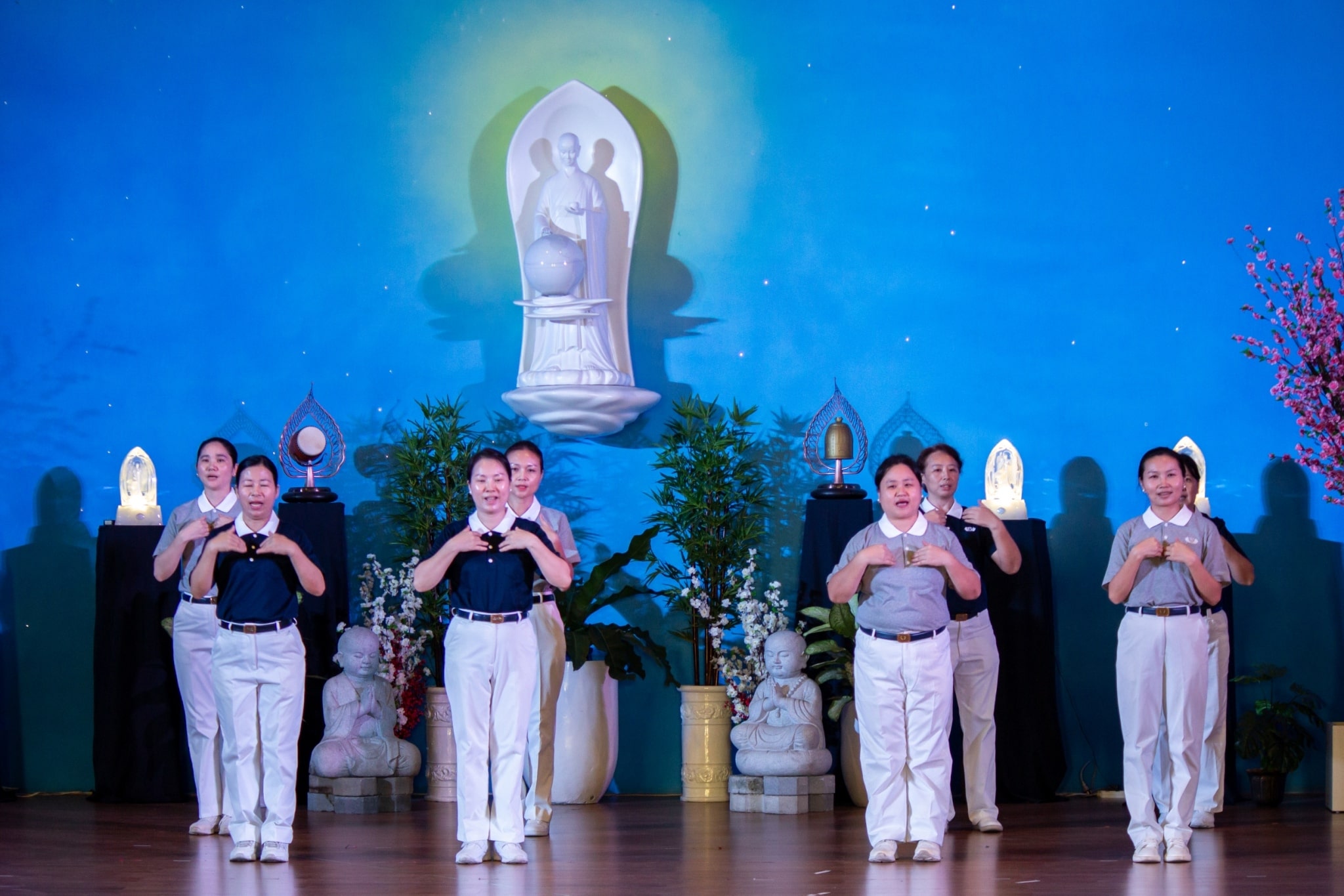 In keeping with the celebratory mood, volunteers performed songs, dances, and an excerpt from the Sutra of Immeasurable Meanings.【Photo by Marella Saldonido】