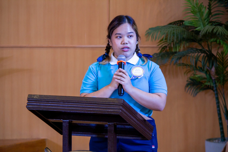 Jamela Nicole Oriel, who graduates summa cum laude with a BS in Business Administration major in Business Economics from Pamantasan ng Lungsod ng Maynila, gives a speech before Tzu Chi volunteers and scholars. 【Photo by Matt Serrano】
