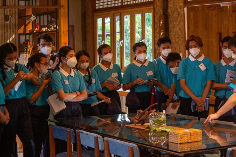 Scholars learn about upcycling and recycling at Tzu Chi café, where most of its features are recycled from discarded items.【Photo by Marella Saldonido】