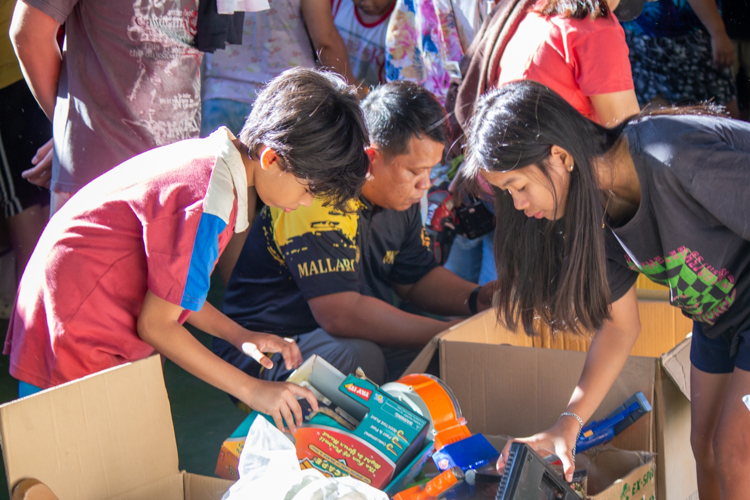 Children enjoy looking through different toys for sale. 【Photo by Marella Saldonido】