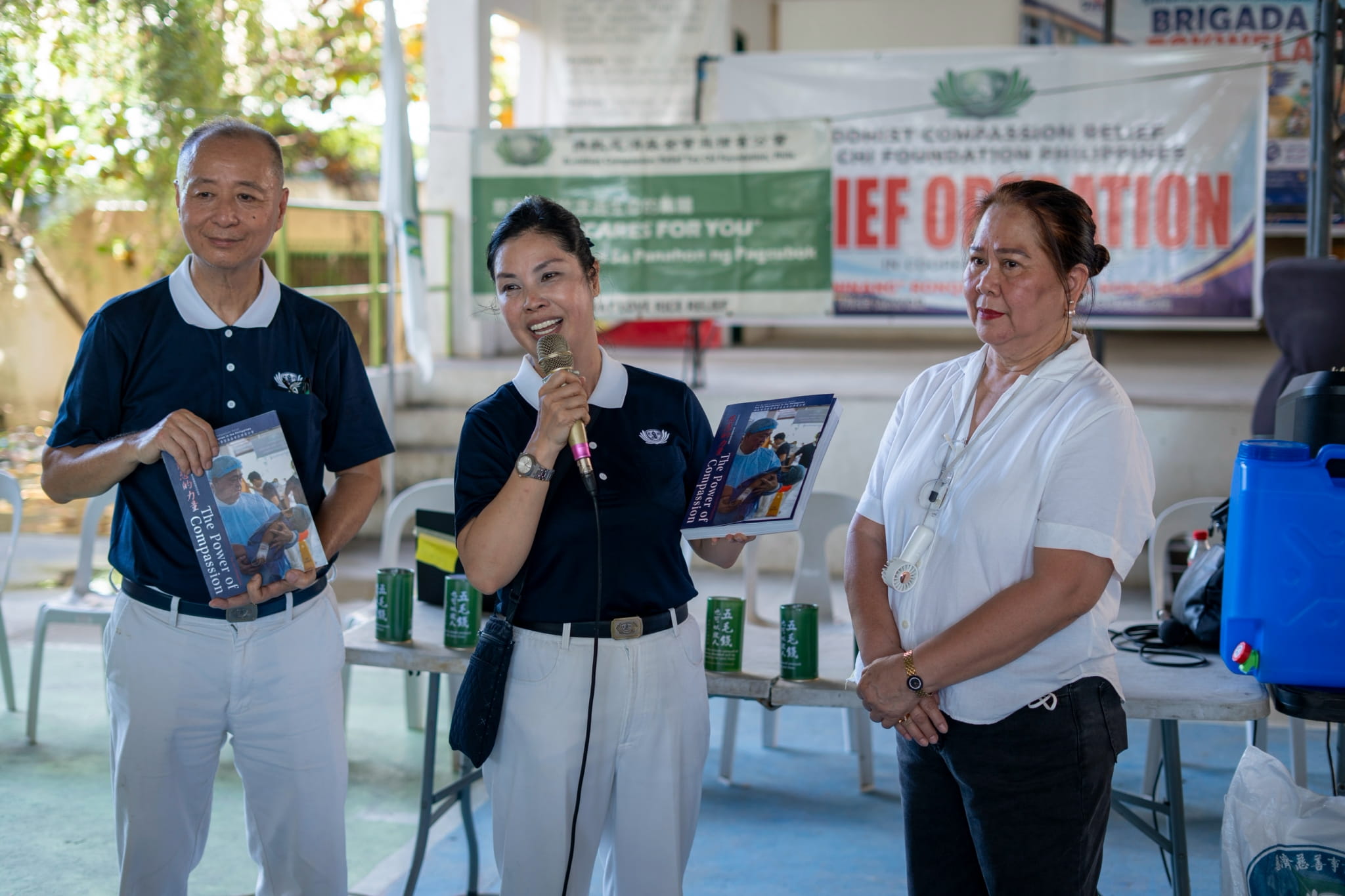 (From left) Tzu Chi volunteers Luis Diamante and Pancy Ho present a commemorative 30th anniversary book of Tzu Chi Philippines to Vice Mayor Gloria Ronquillo, as a gift for her support and coordination for Tzu Chi to reach Sto. Tomas, Pampanga.