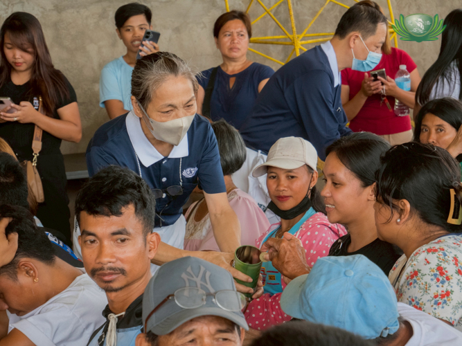 Even when many lost their homes to the typhoon, beneficiaries continue to help others, enthusiastically sharing their blessings through Tzu Chi’s coin cans.