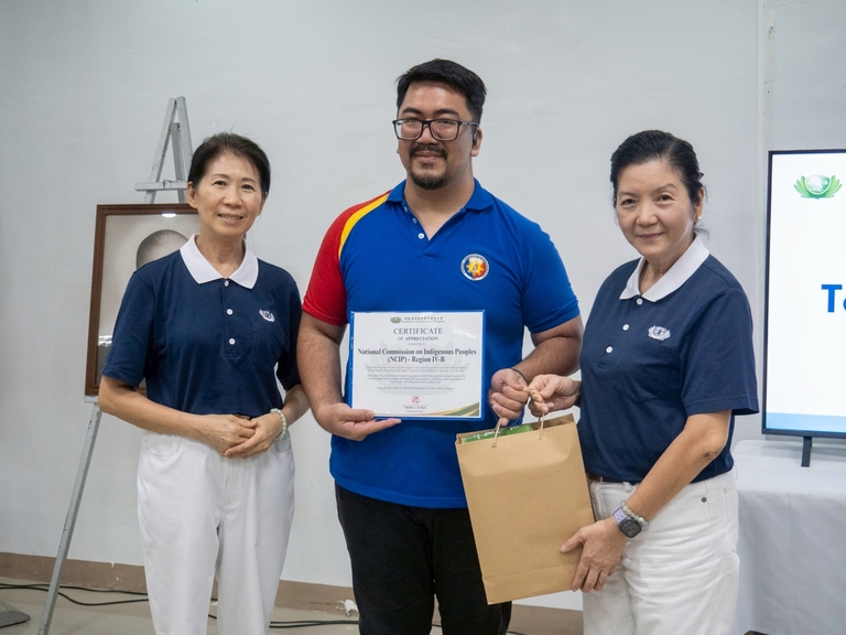 Dr. Ross Jacob Rosales (center) received an award from the Tzu Chi Foundation in recognition of the collaboration in recognition of their collaboration in the medical mission. He urged LGUs to work toward long-term solutions addressing the conditions of IPs, and reaffirmed NCIP’s continued commitment to supporting programs for indigenous communities. 