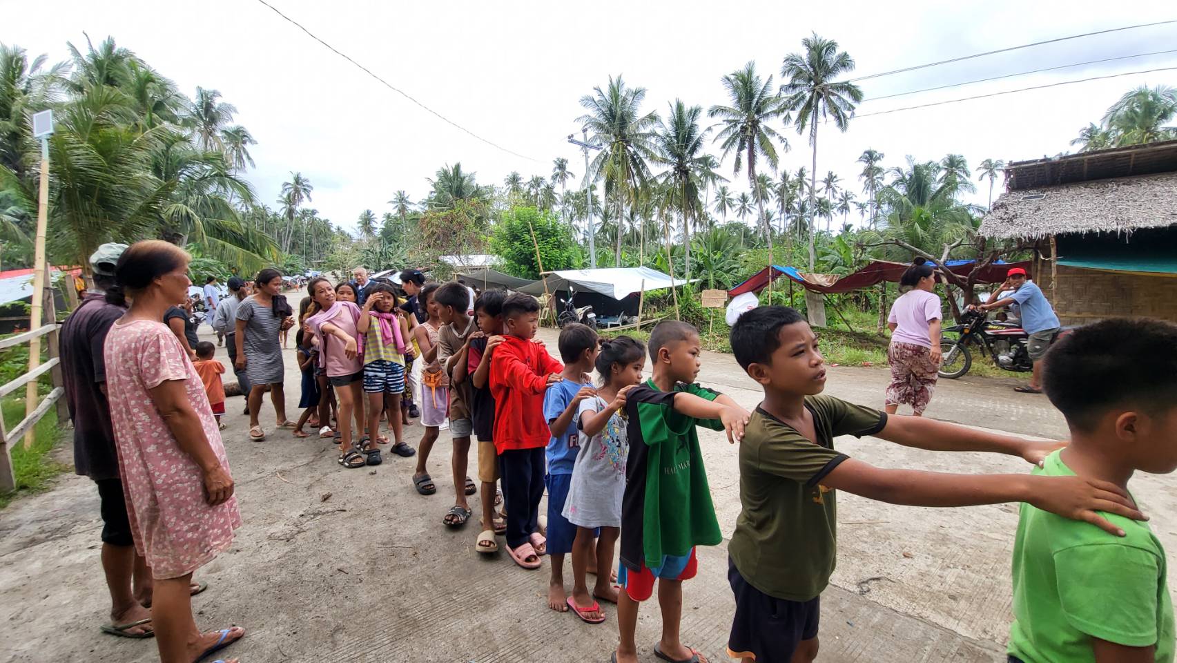 Children observe discipline and order as they line up to receive bread from Tzu Chi volunteers. 