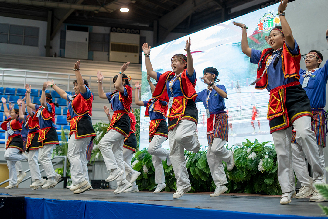 Adorned in attire inspired by Taiwan’s indigenous cultures, Taiwan-based Tzu Chi Youth volunteers delighted the audience with a special dance performance. 