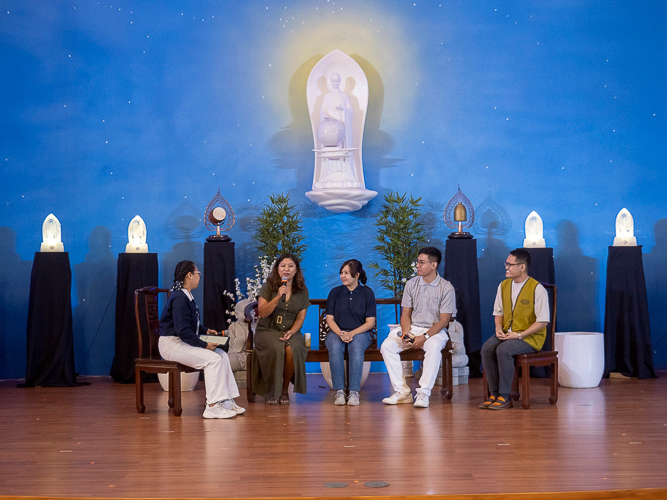 (From left) Together with moderator Cherrie Rose Ang and Tzu Chi scholars Jhoy Sarmiento, Mary Rosedy “Dhy” Detasyon Antigua, and Jamil Carvajal, Tzu Chi scholar Johniel Tuando (first from right) participates in a roundtable discussion of scholar-alumni at the 2023 Tzu Chi Scholars’ Youth Camp.【Photo by Marella Saldonido】