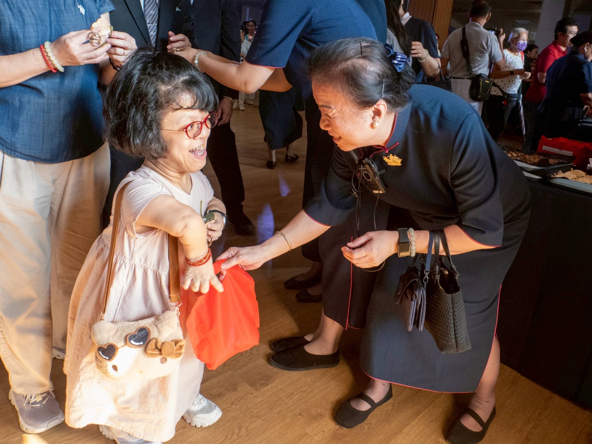 After the event, Tzu Chi volunteers warmly shared tokens of appreciation and Mother’s Day flowers with the attendees.