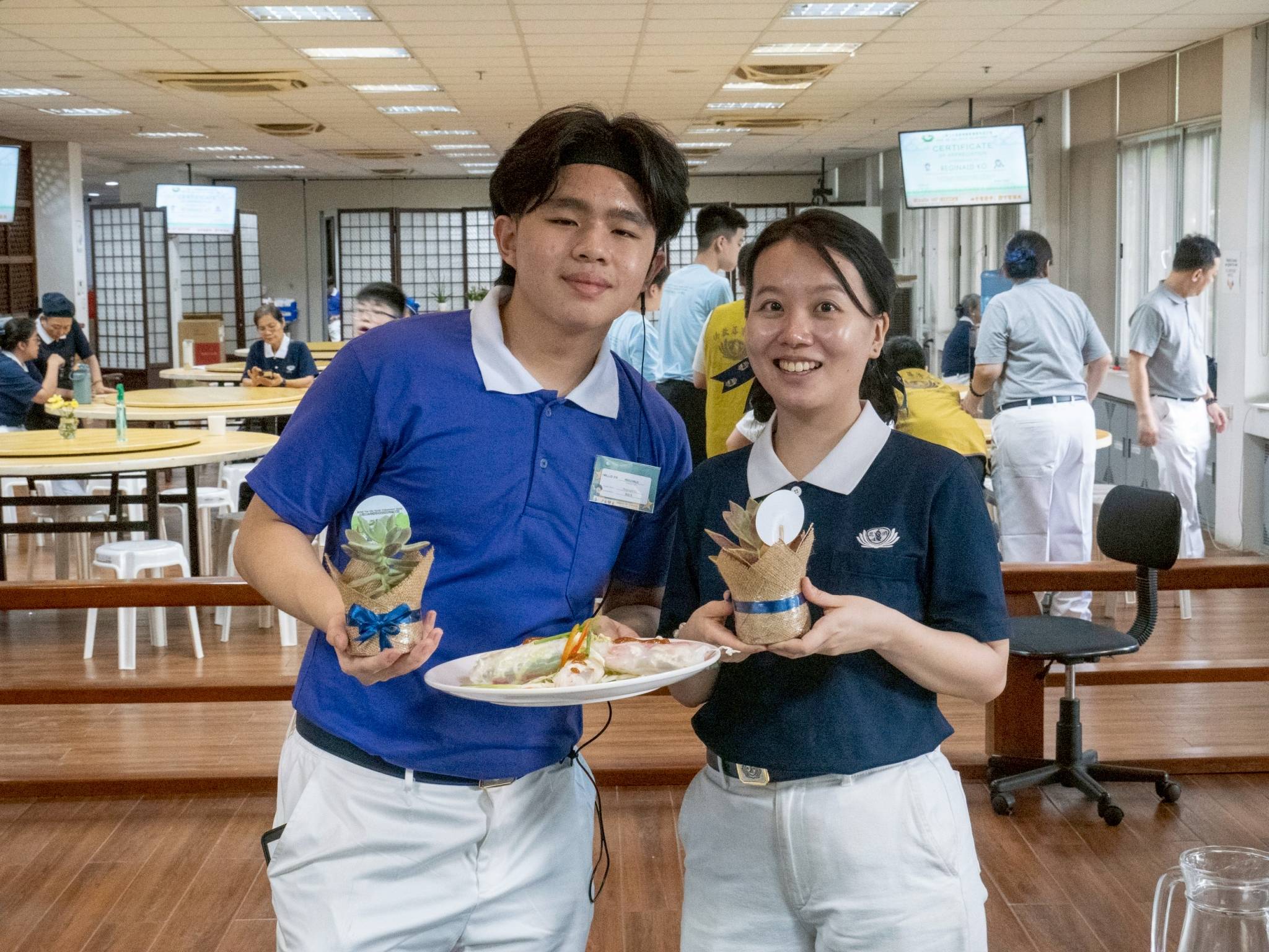 TCY camp volunteer Reginald Ko and Tzu Chi volunteer Betty Dizon hosted a Do-It-Yourself session on making fresh spring roll. 