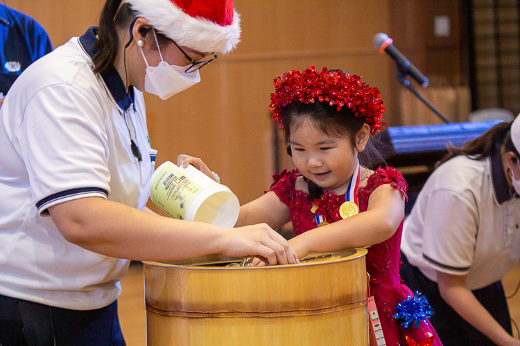 The preschool students share love and blessings for Tzu Chi’s beneficiaries through coin bank donations.【Photo by Marella Saldonido】