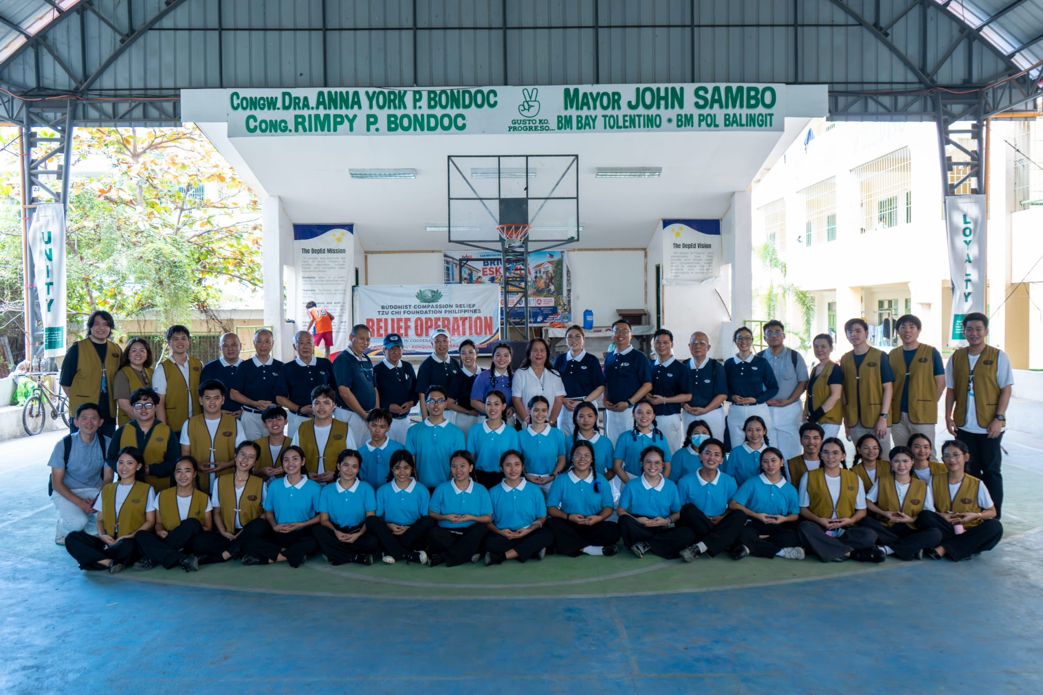 Tzu Chi volunteers from Manila and Pampanga, together with youth, scholars, and Vice Mayor Gloria Ronquillo, gather for a group photo to wrap up a successful relief distribution. 