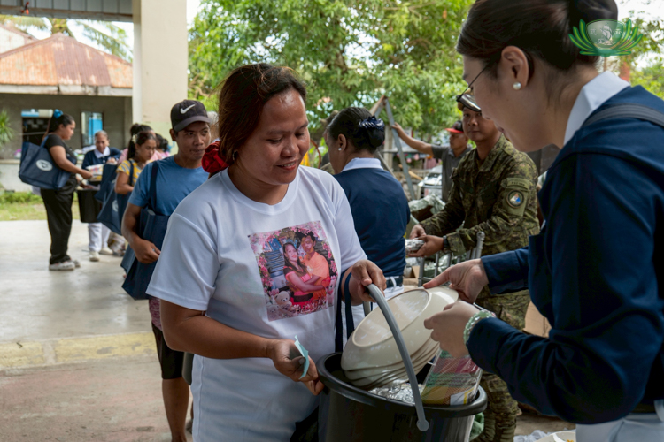Jackilyn Ariate of Barangay Matawe receives kitchen essentials from Tzu Chi, a big relief, as her home was completely destroyed.