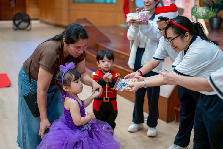 Teachers awarded prizes to the children who won during the “Bring Me” game.