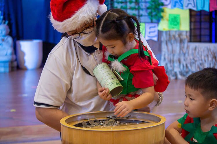 The preschool students share love and blessings for Tzu Chi’s beneficiaries through coin bank donations.【Photo by Marella Saldonido】