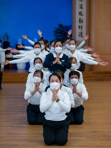 Volunteers perfect the intricate formation of the Lotus Sutra Adaptation. 【Photo by Daniel Lazar】