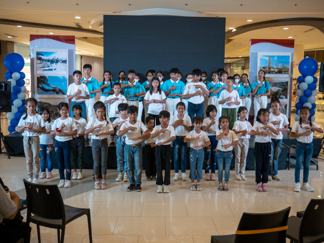 Tzu Chi scholars and children from Palo Great Love Village perform a song with sign language. 【Photo by Matt Serrano】