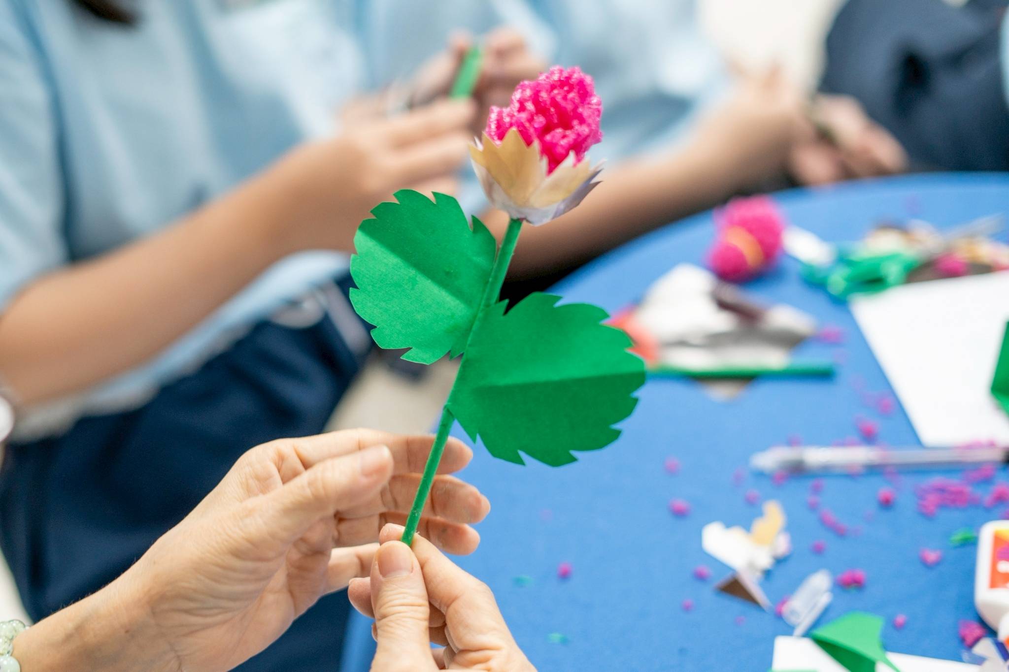 To better understand upcycling, campers were guided on how to make flowers using discarded materials. 