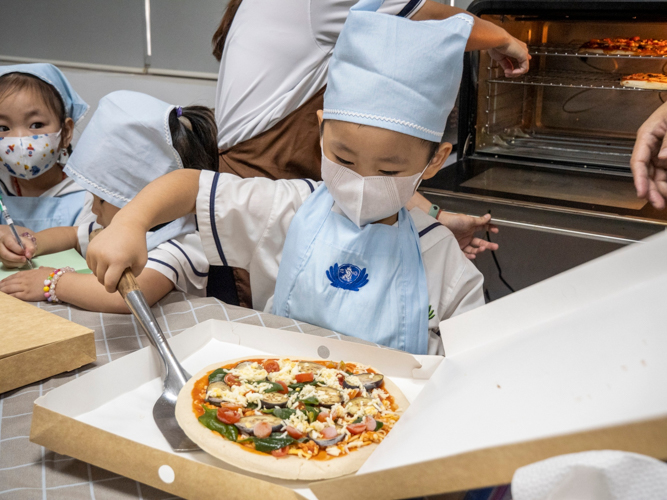 In addition to developing children’s communication and fine motor skills, the Kiddie Market nurtures students’ empathy, kindness, and generosity at a very young age. 【Photo by Matt Serrano】