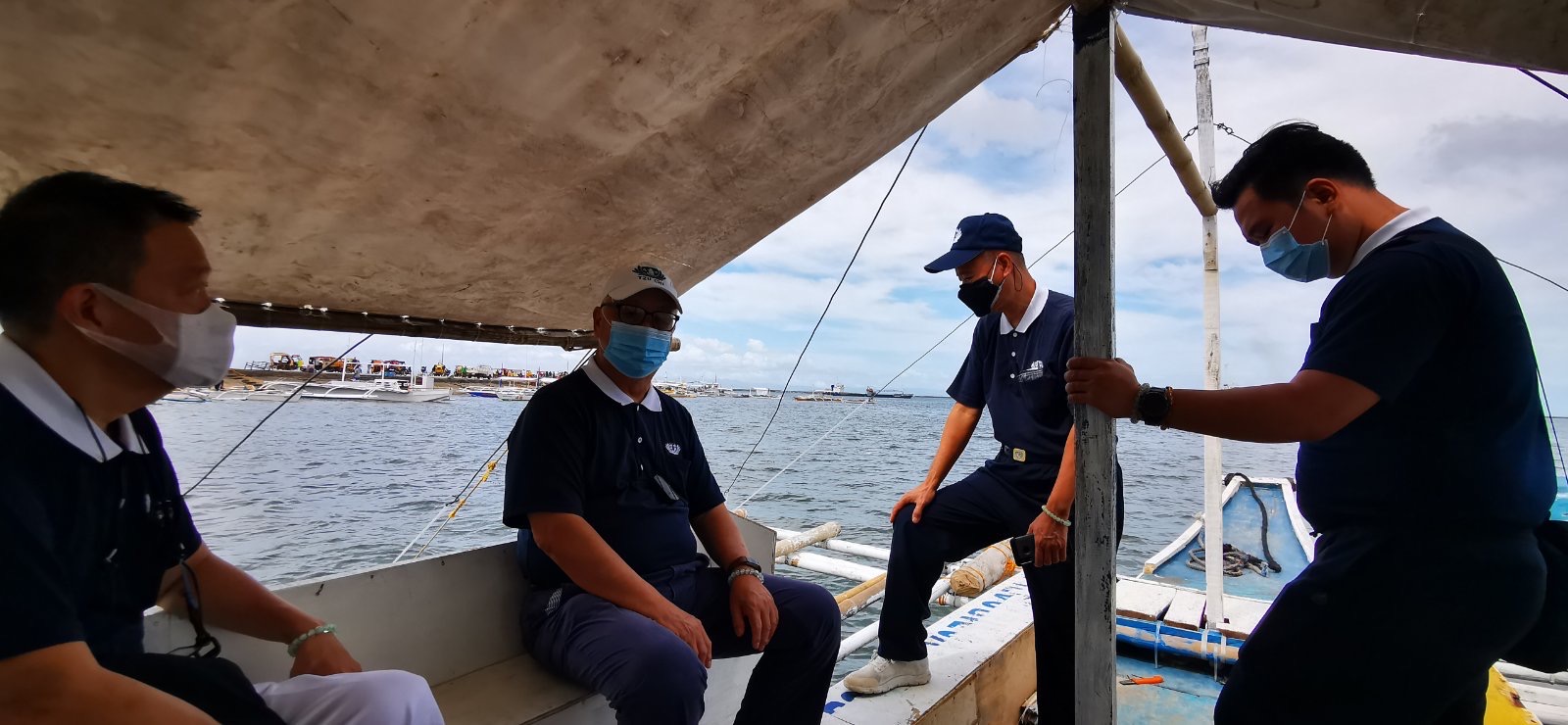 Tzu Chi volunteers take a light seacraft to visit other areas in Bohol badly affected by Typhoon Odette. 【Photo by Johnny Kwok】