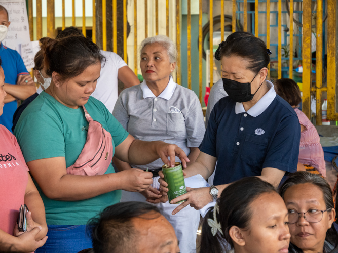 After receiving help, Tumana’s fire victims have the chance to help others by donating to Tzu Chi’s coin banks. 【Photo by Matt Serrano】