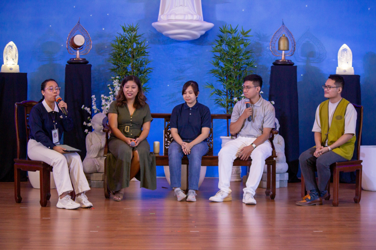 Volunteer Cherrie Rose Ang (first from left) interviews former Tzu Chi scholars Jhoy Sarmiento, Mary Rosedy Antigua, Jamil Carvajal, and Johniel Tuando. 【Photo by Marella Saldonido】