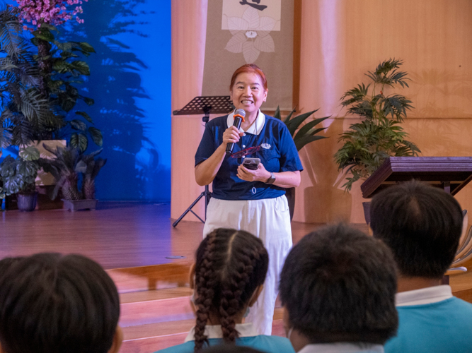 Tzu Chi volunteer Ligaya Ng poses a question on climate change to Tzu Chi scholars.