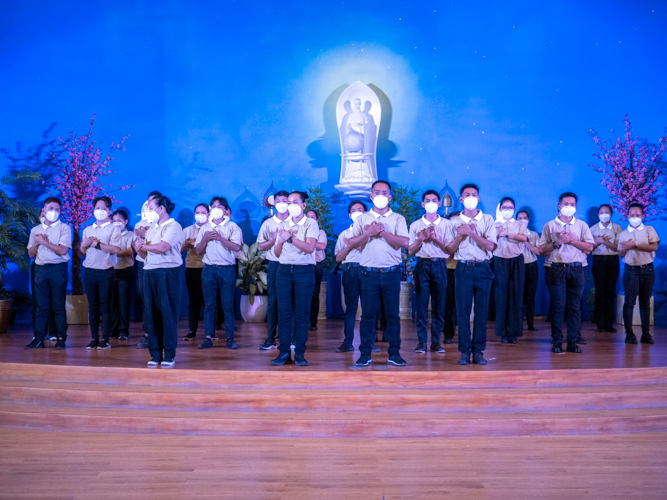 Tzu Chi’s Tech-Voc scholars surprise everyone by signing the song “Xie Xie Ni” (Thank you). 【Photo by Matt Serrano】