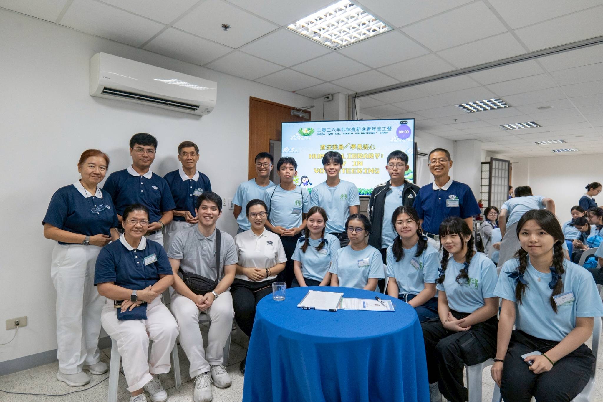 Now part of the Tzu Chi International Medical Association, Dr. Johanna Go (seated, third from left), spoke about the joy of volunteering in the segment “Human Library.” 