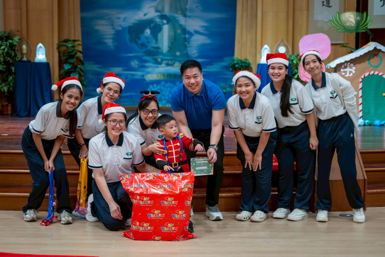 The Kaw family took home two awards: the Crowd Darling Award and the first prize in the wreath-making contest.