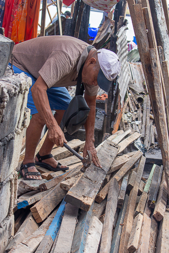 Families affected by the fire in Isla Puting Bato start rebuilding their homes from scratch. 【Photo by Marella Saldonido】