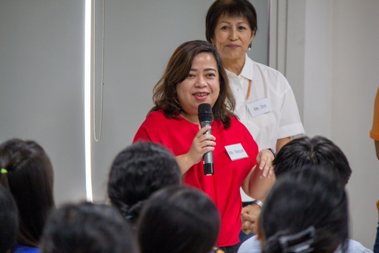Metrobank’s Nescel Asuncion inspired scholars with stories of her professional career path. 【Photo by Marella Saldonido】