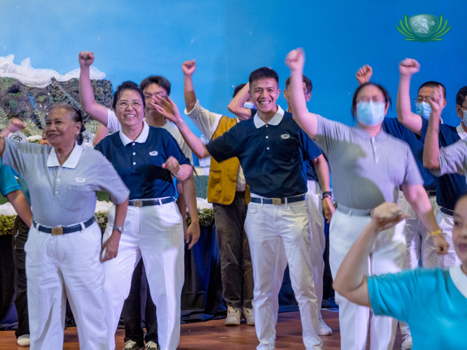 Tzu Chi volunteers get up from their seats and join the fun! 