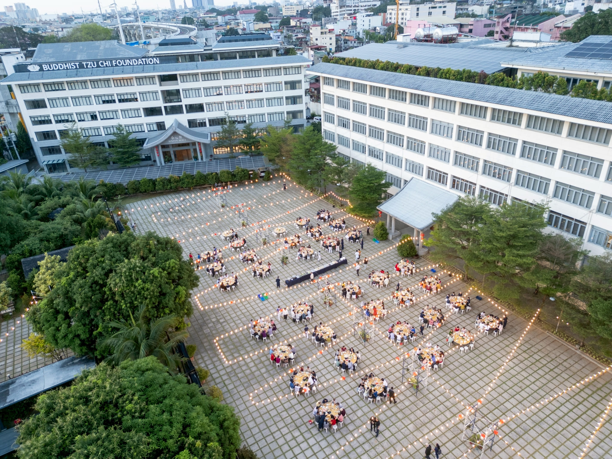 Lights and lanterns strewn over the plaza created a warm and cozy atmosphere for guests who stayed for an outdoor hot pot dinner after the Year End Blessing’s afternoon program. 
