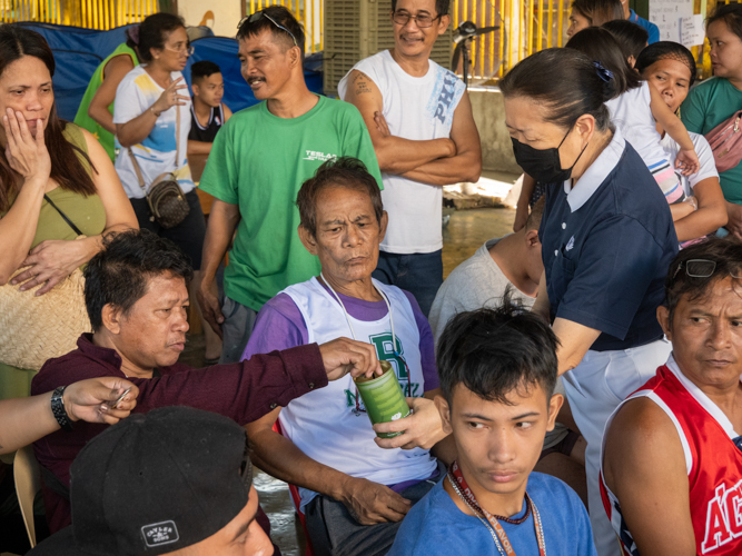 After receiving help, Tumana’s fire victims have the chance to help others by donating to Tzu Chi’s coin banks. 【Photo by Matt Serrano】