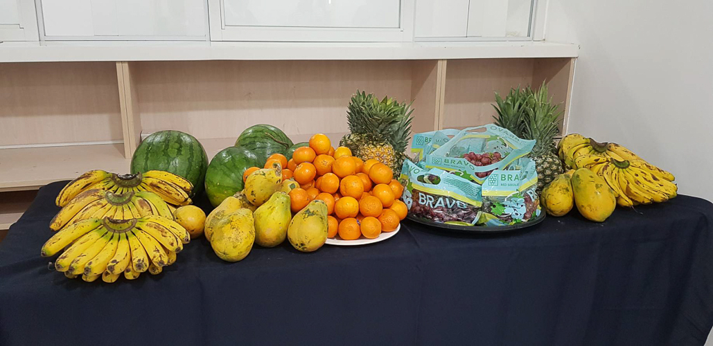 The Sultan Kudarat local government represented by Ma. Cristina Tugas of the Budget Office also brought fresh fruits and some of the province’s local delicacies during the medical mission. 【Photo by Violy Chua】