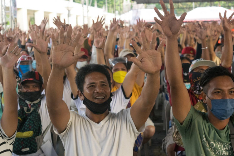 During the pandemic, Dixon Royelo (in white) left his job as a company driver to scavenge for metal scraps and plastic bottles. He plans to apply as a driver again next year. 【Photo by Don Lopez】