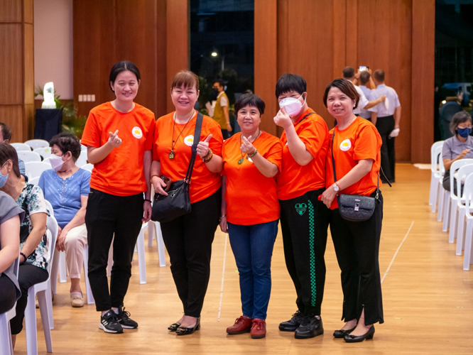 Members of the Manila Buddha Temple are all smiles after the sutra adaptation. 【Photo by Daniel Lazar】