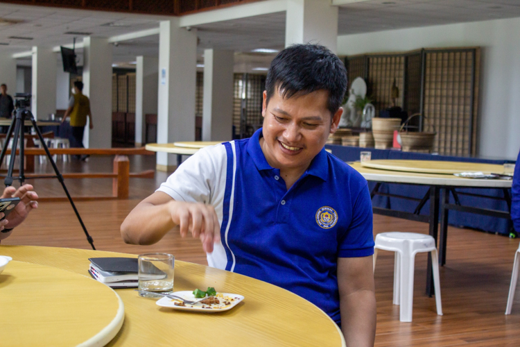 Philippine Normal University’s Director of Auxiliary Services Ronnie Pagal was impressed by how vegetarian dishes can be just as tasty as their meat versions. 【Photo by Marella Saldonido】