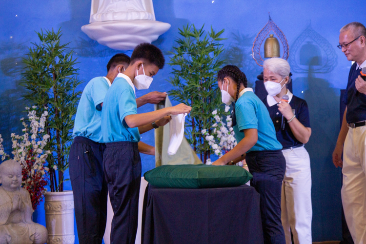 Scholars sample the linen-folding methods taught to them by volunteers.【Photo by Marella Saldonido】  