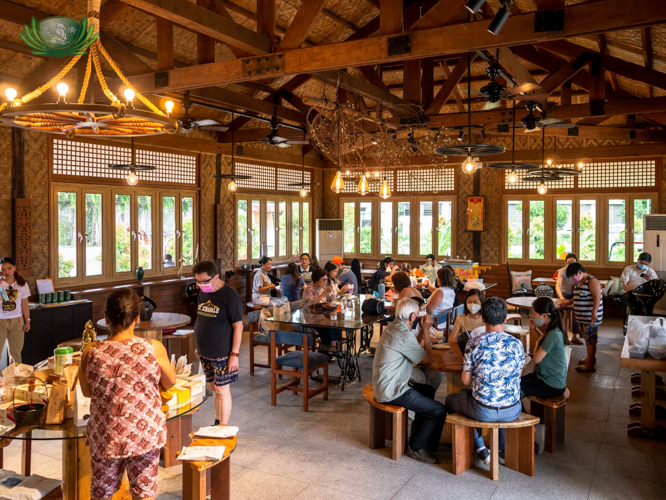 Guests spill over to the Tzu Chi coffee shop for a break from Christmas shopping and to sample their veggie wares. 【Photo by Daniel Lazar】